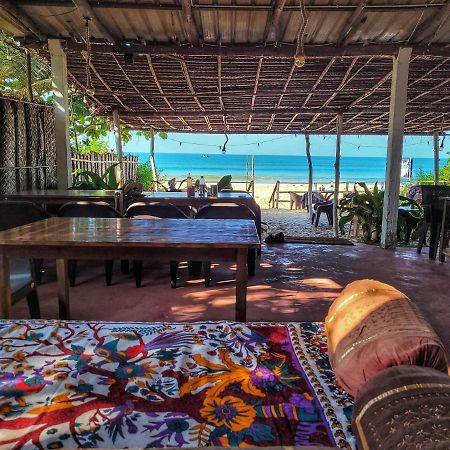 Surya Beach Cafe And Stay 고카르나 외부 사진