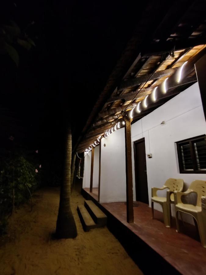 Surya Beach Cafe And Stay 고카르나 외부 사진